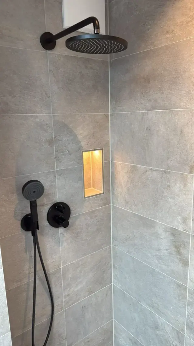 Bad mit Dusche an Schlafzimmer 1