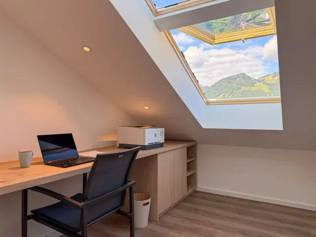 Arbeitsbereich direkt an Schlafzimmer 1