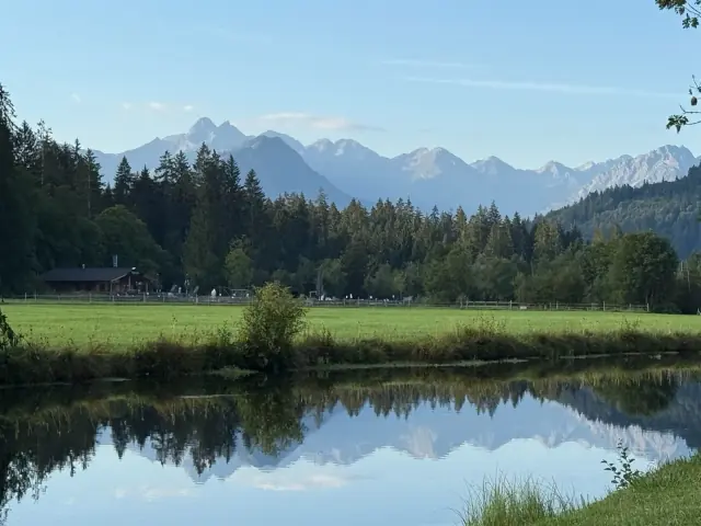 Bergpanorama mit Weiher bei Fischen im Allgäu